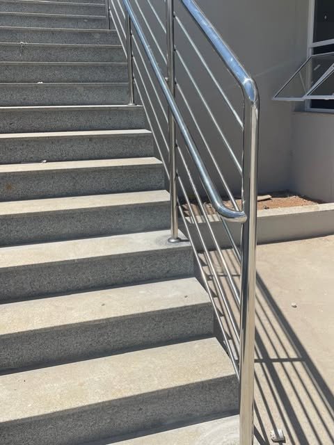 Corrimão em aço inox instalado em escada